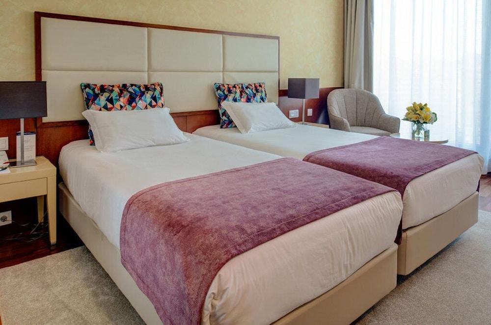 Hotel Vip Executive Arts 4*